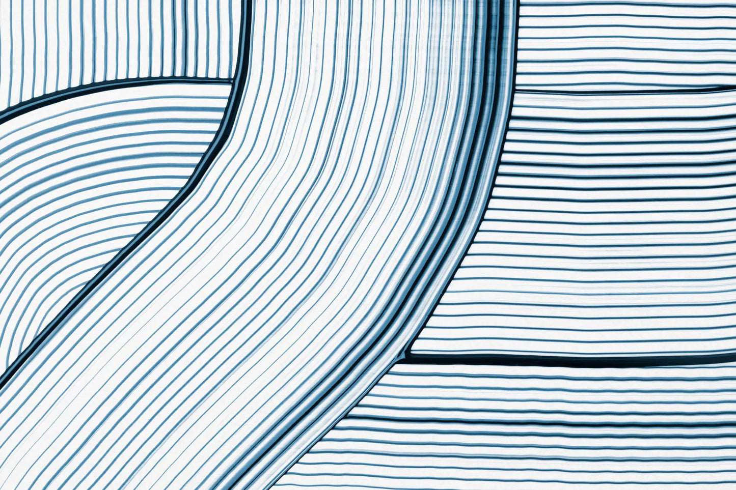 Papel pintado de diseño con ondas azules